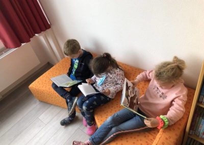 Kinder beim lesen