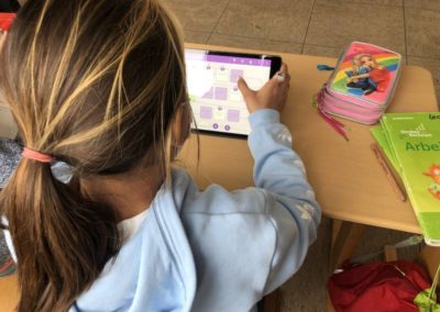 Schülerin lernt an einem iPad