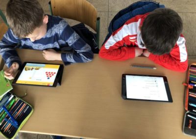 Schüler lernen mit den iPads