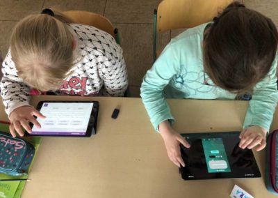 Schüler lernen an den iPads